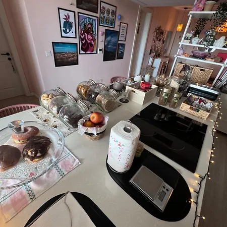 Bed & Breakfast Artists' Nest *